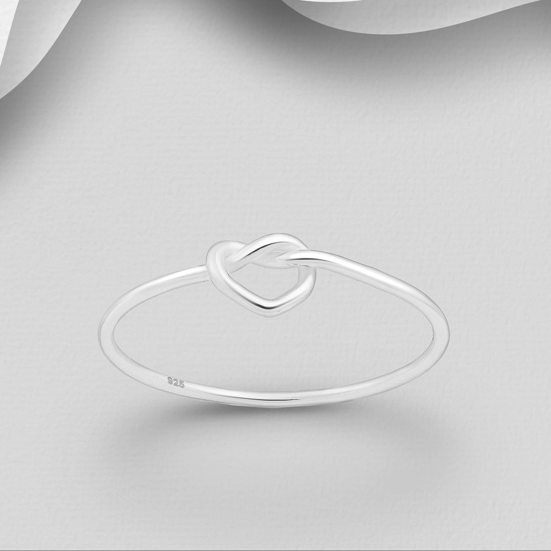 Minimalistinen hopeasormus kauniilla solmudesignilla.