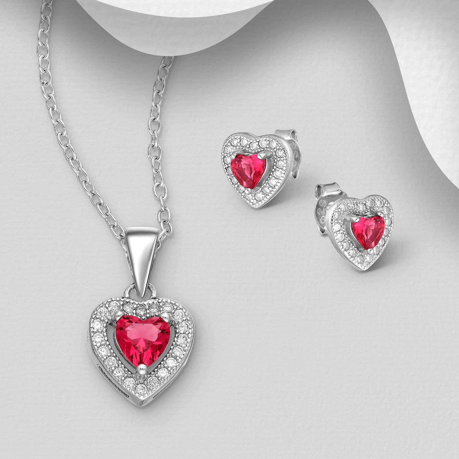 Hopeinen sydänriipus ja sydännapit CZ-kivillä, romanttinen korusetti