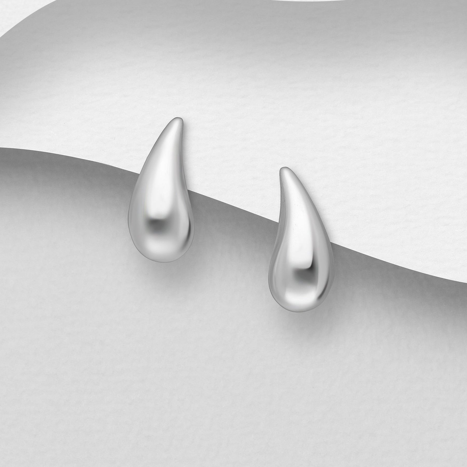 Elora 925 sterlinghopea pisarakorvakorut, sileä ja kiiltävä pinta.