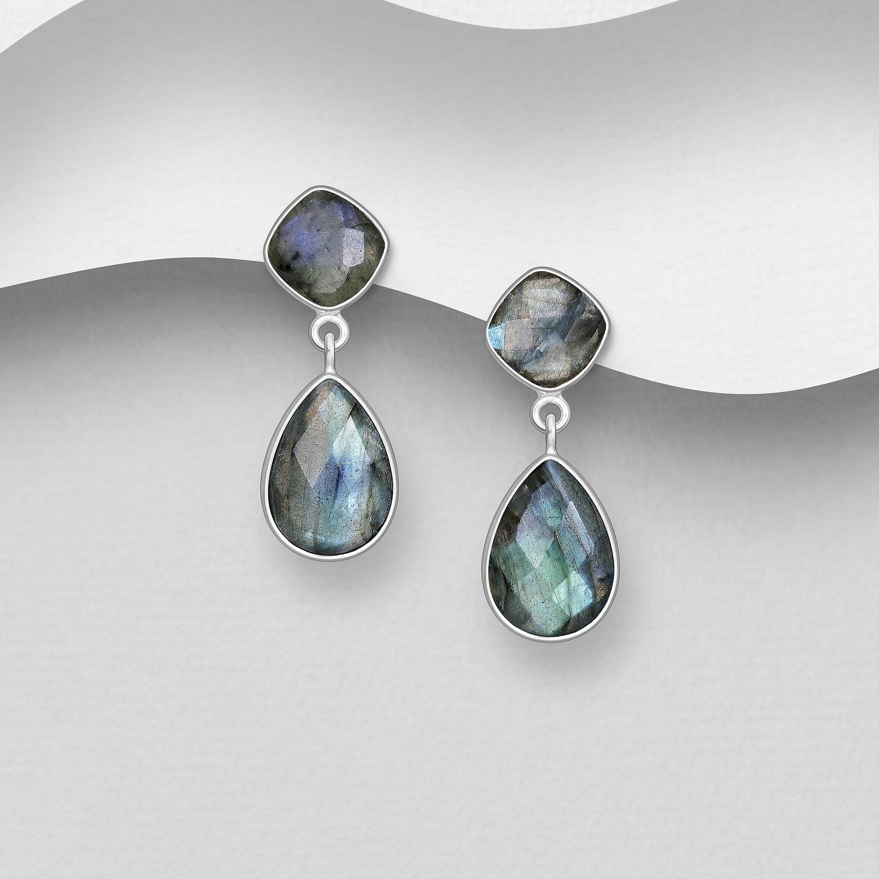 Labradoriitti-hopeakorvakorut, pyöreä ja pisaran muotoinen kivi