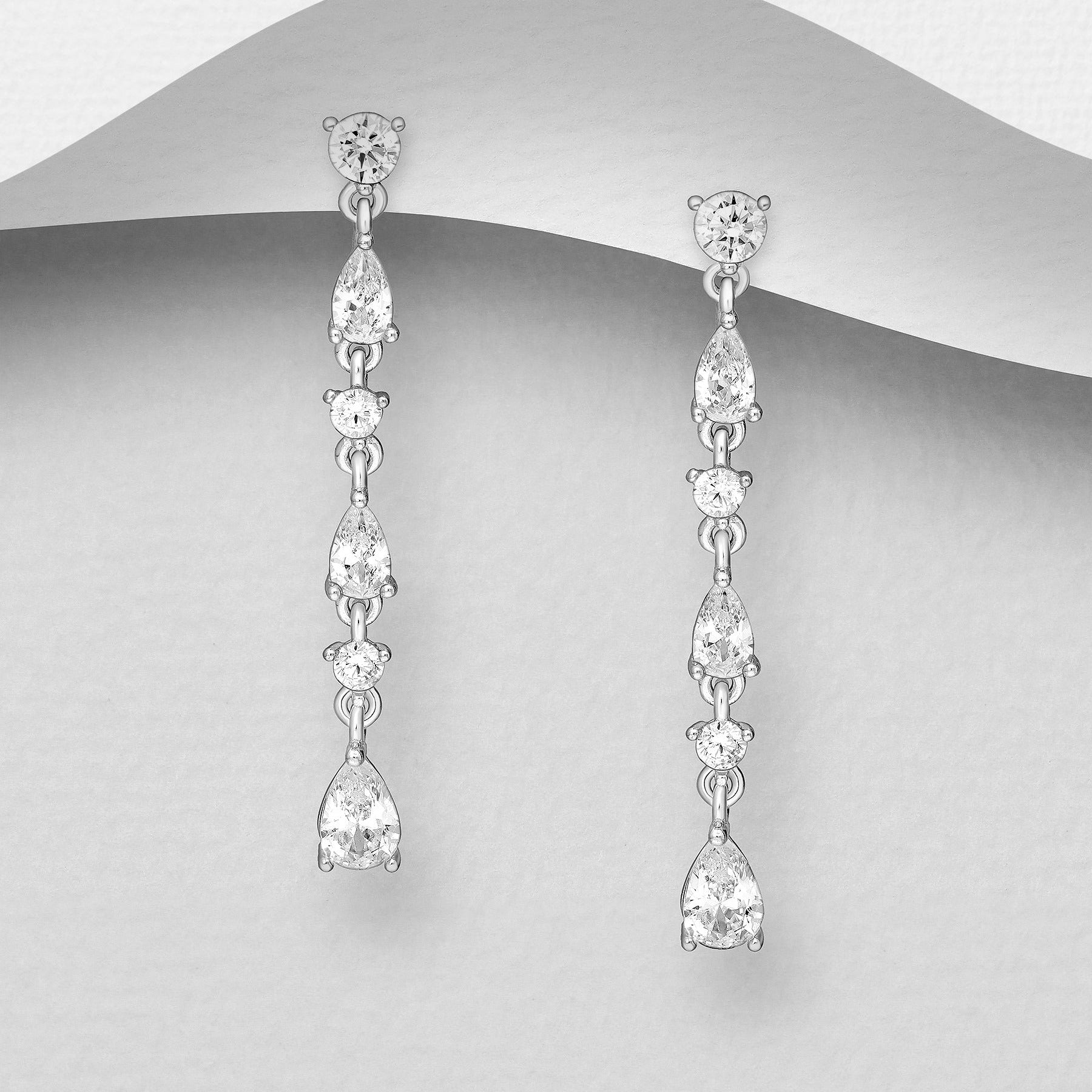 Sirot pitkät 925-hopeakorvakorut pisarakivellä ja pienillä kristalleilla.