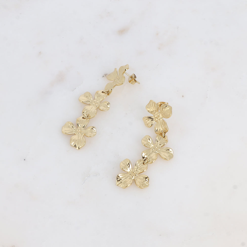 Näyttävät kultaiset kukkakorvakorut teksturoidulla pinnalla