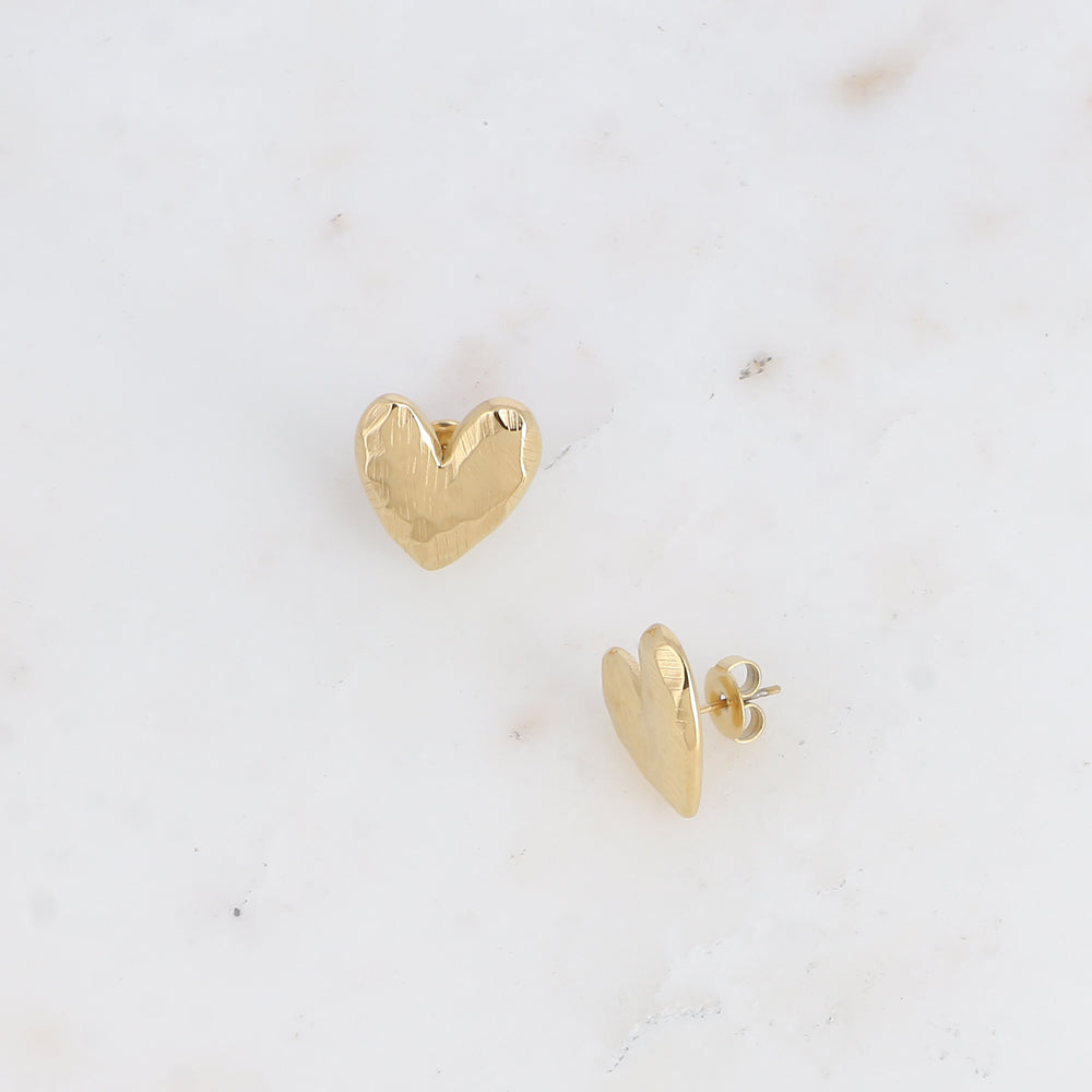 Kullanväriset sydämen muotoiset nappikorvakorut harjatulla pinnalla