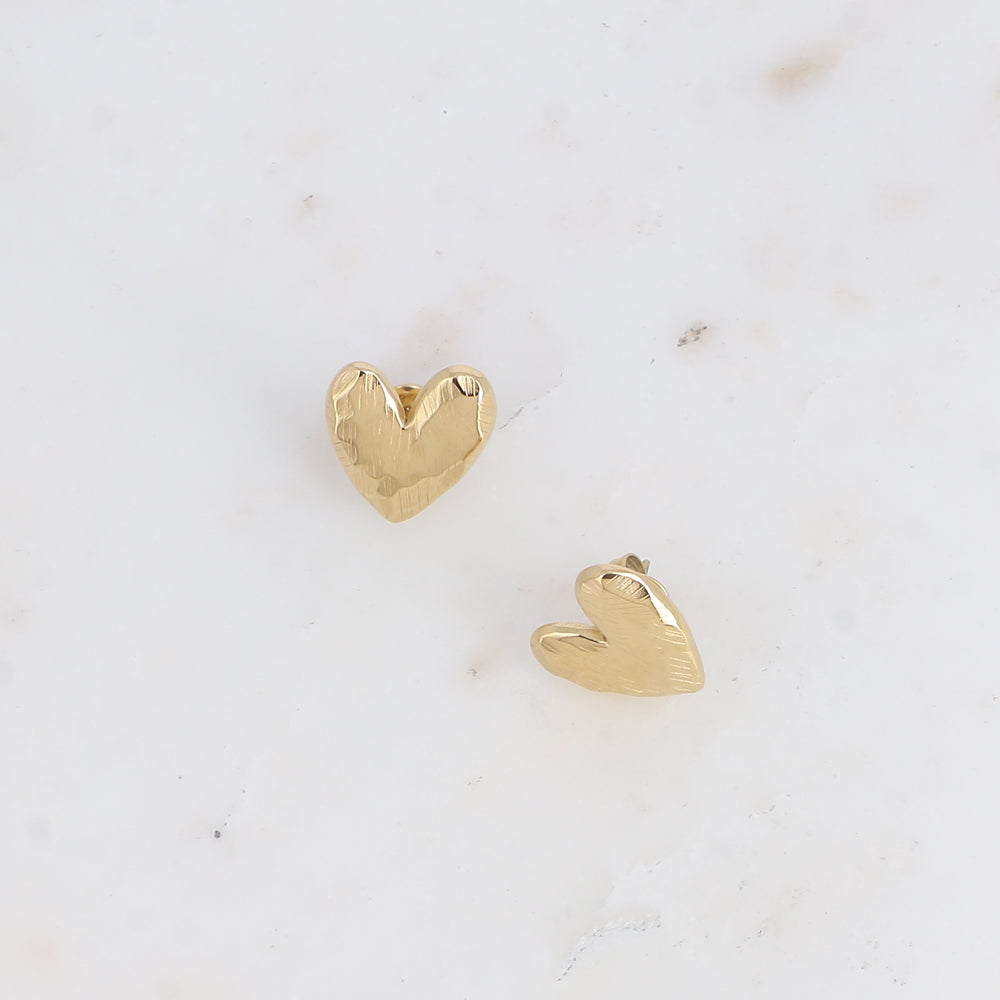 BOHM PARIS Amoura sydänkorvakorut kultaisena lähikuvassa.