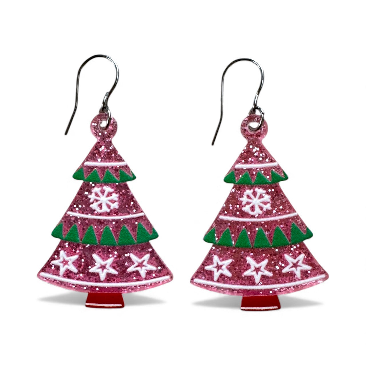 Frosted Joy joulukuusikorvakorut – vaaleanpunaiset glitterkuuset vihrein ja valkoisin yksityiskohdin, akryyli ja kirurginteräs.