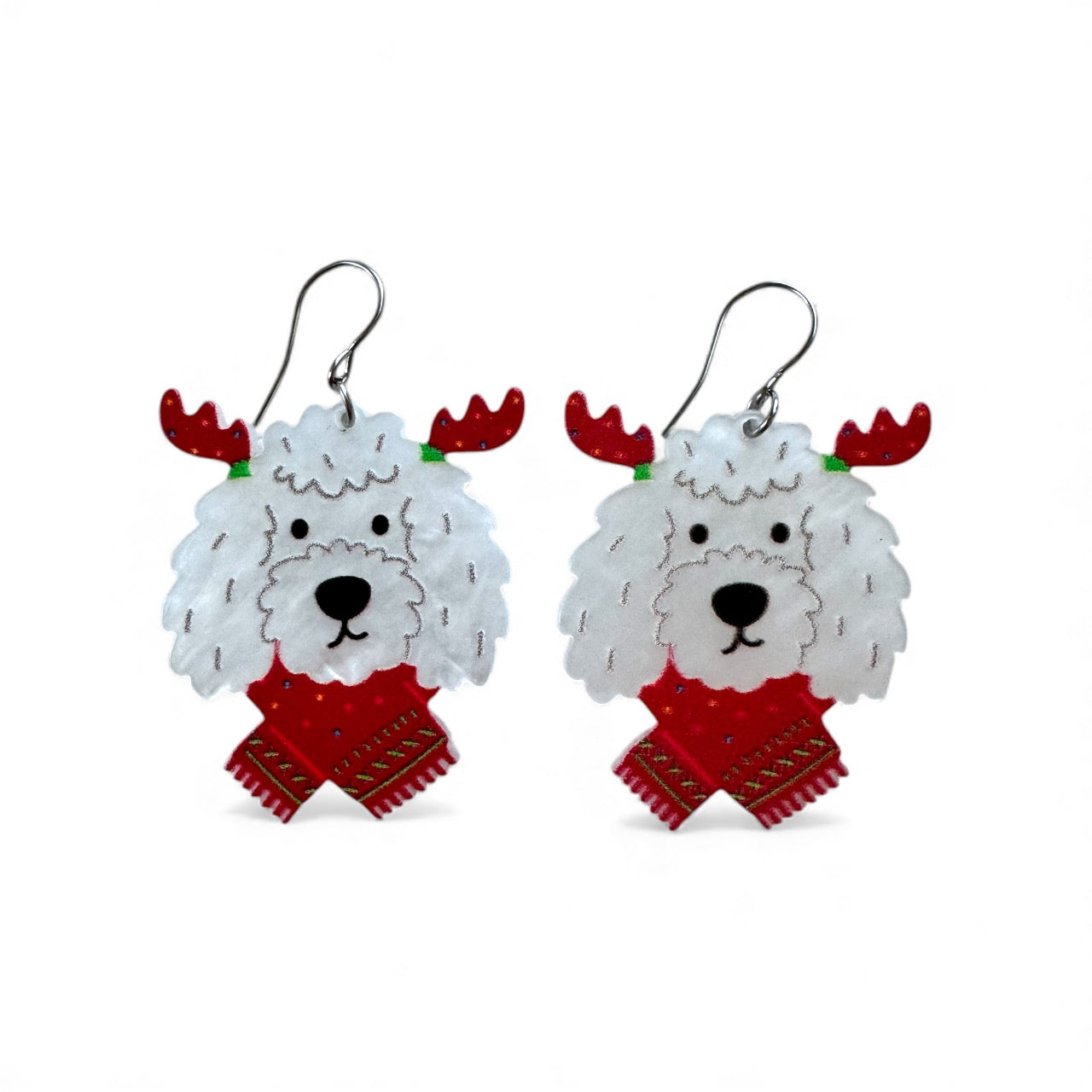 Reindeer Pup joulukoirakorvakorut – valkoiset koirat poronsarvilla ja punaisilla huiveilla, akryyli ja kirurginteräs.
