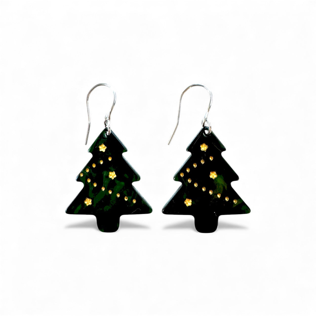 Midnight Tree joulukuusikorvakorut – tummanvihreät kuuset kultaisin koristein, akryyli ja kirurginteräs.
