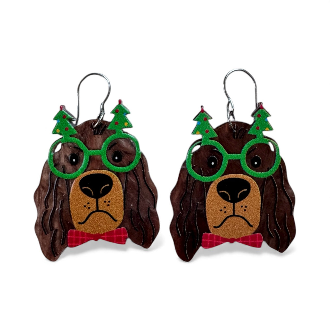 Jolly Dog – hauskat koirakorvakorut, joissa joulukuusilasit ja punainen rusetti, täydelliset joulun juhliin.