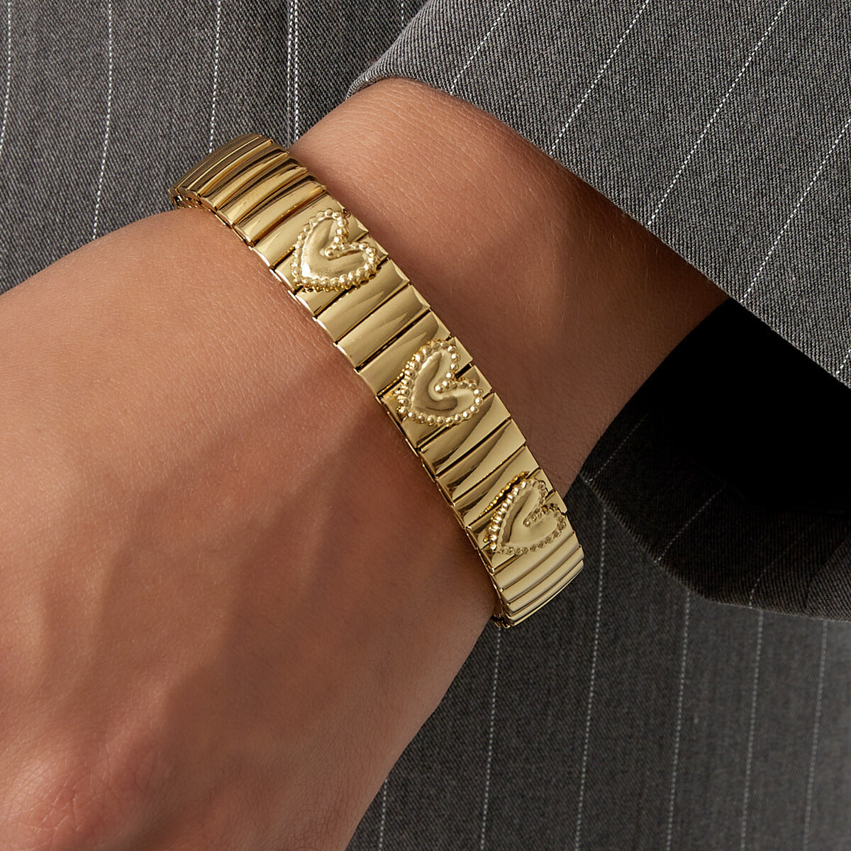 FRENCH RIVIERA | Loving -kirurginteräksinen joustorannekoru sydämin (kulta)