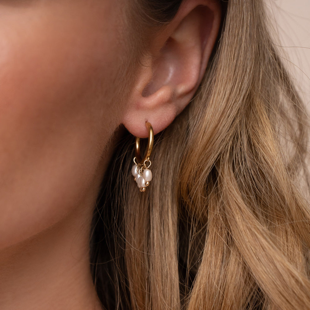 Kullanväriset helmikorvarenkaat valkoisilla helmillä