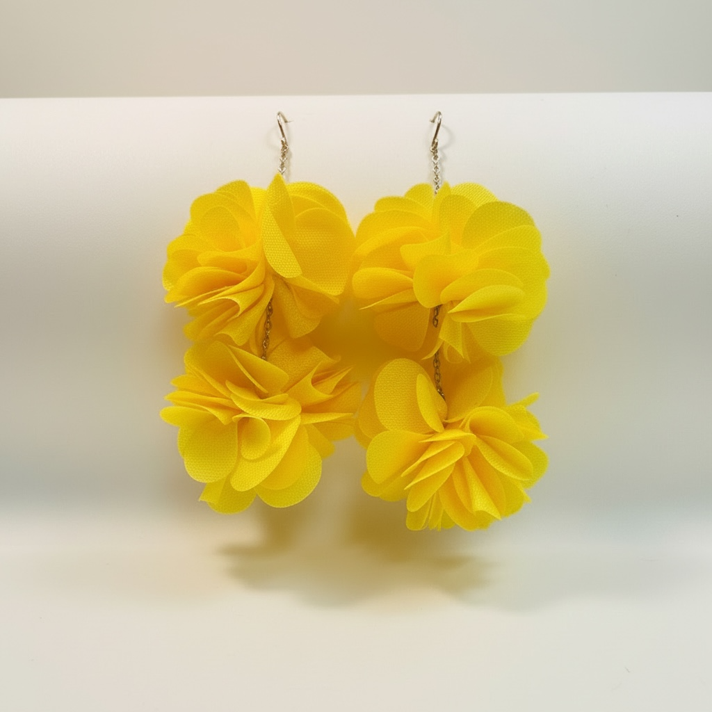 Auringonkeltainen Roselle-kukkakorvakoru vaaleaa taustaa vasten.