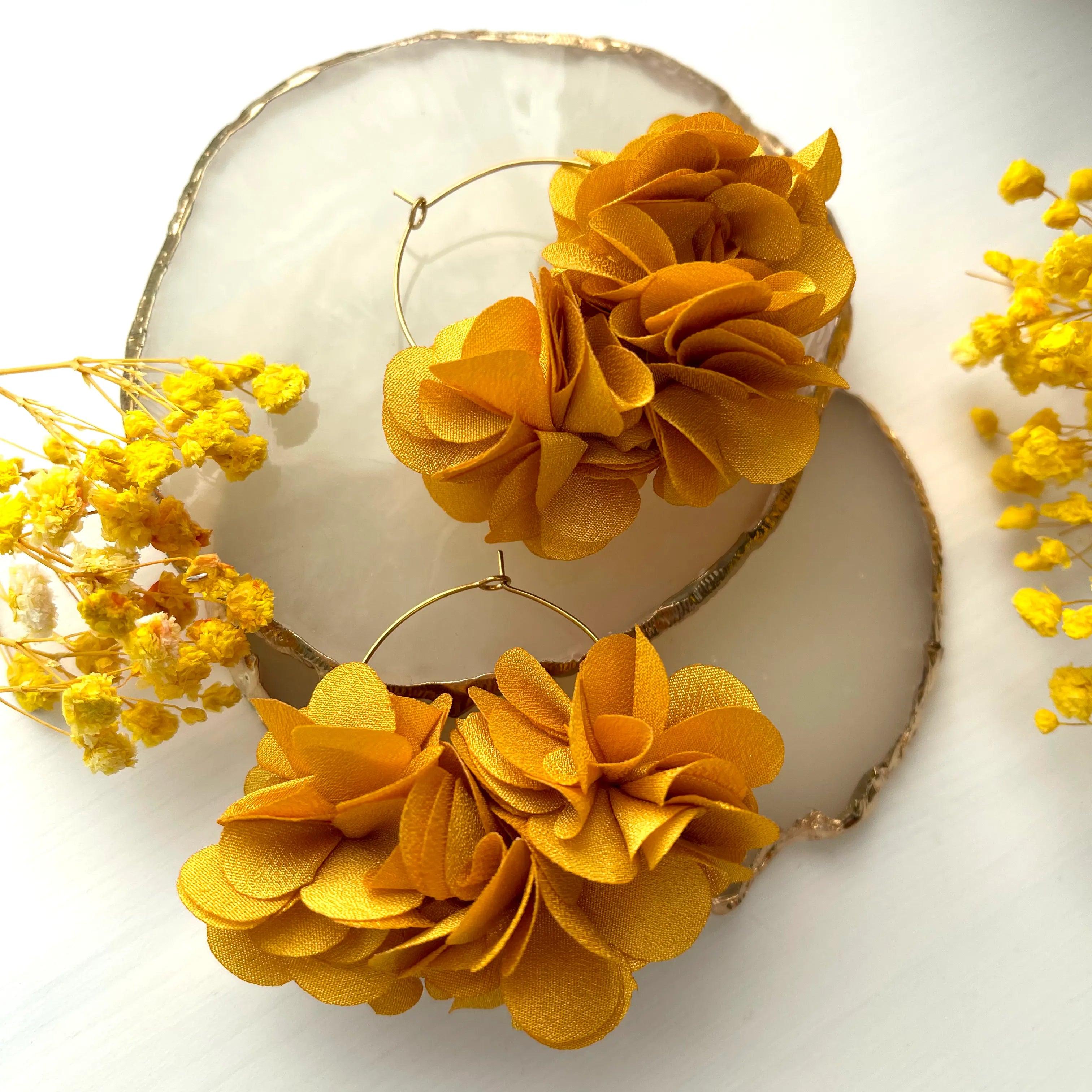 Jasmine -kukkakorvakorut (leijonankeltainen)