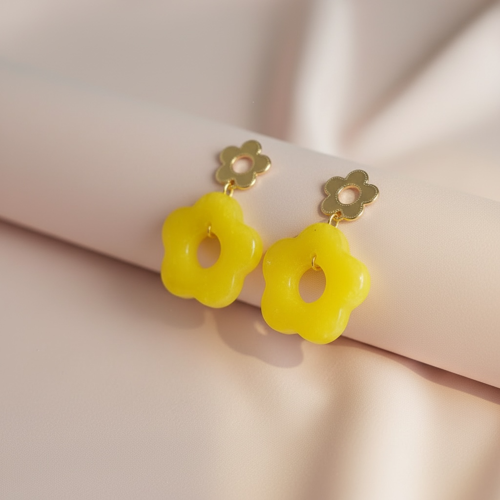 Keltaiset kukkakorvakorut Soleil Loop – kevyt keskireiällinen akryylikukka ja kirurginteräs.