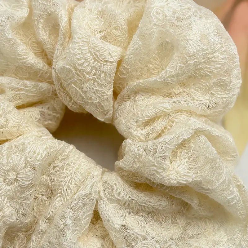 romanttinen ivory pitsiscrunchie hiuksiin