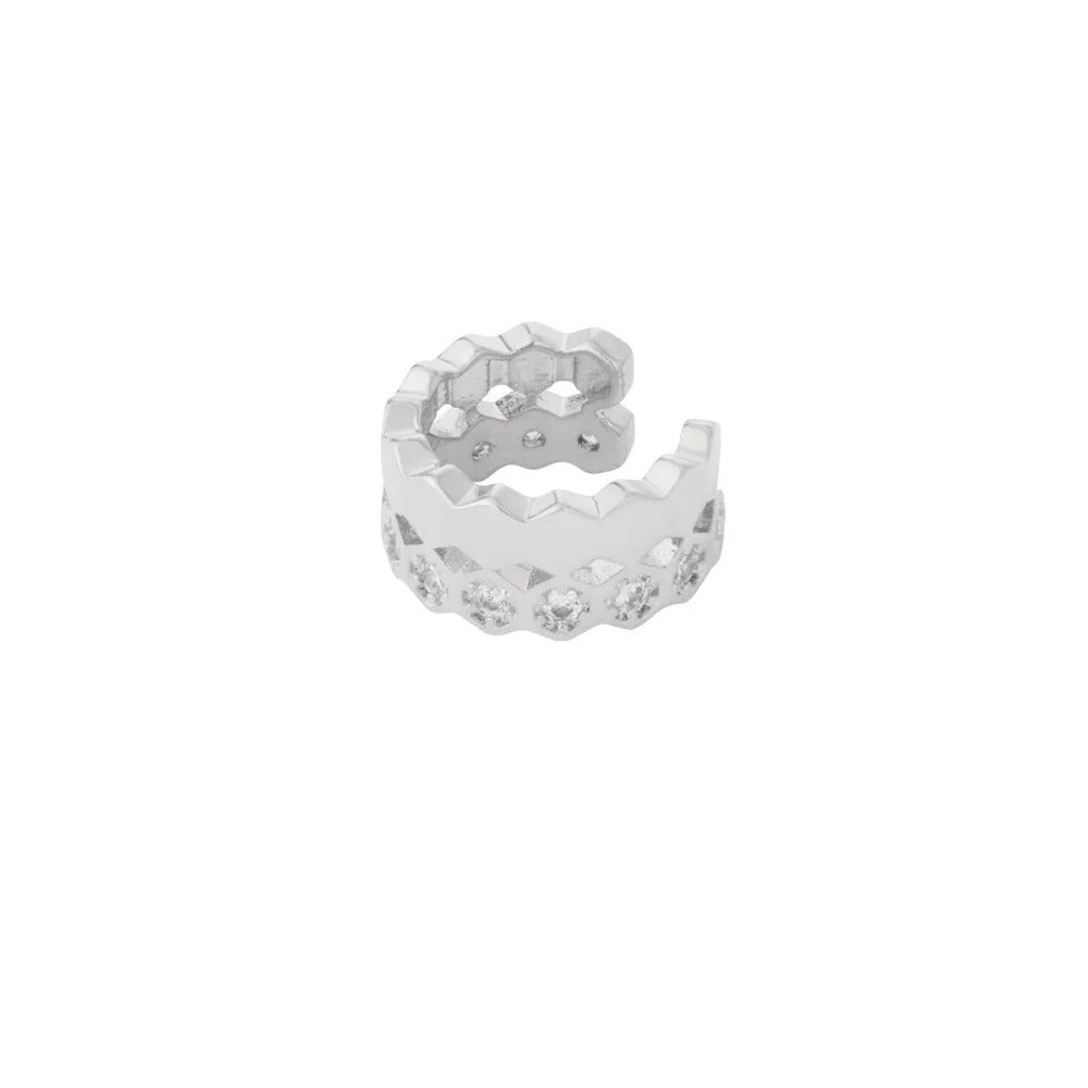 FRENCH RIVIERA Azelle hopeanvärinen ear cuff -korvakoru, jossa geometrisesti kuvioidut reunat ja kirkkaat CZ-kristallit.