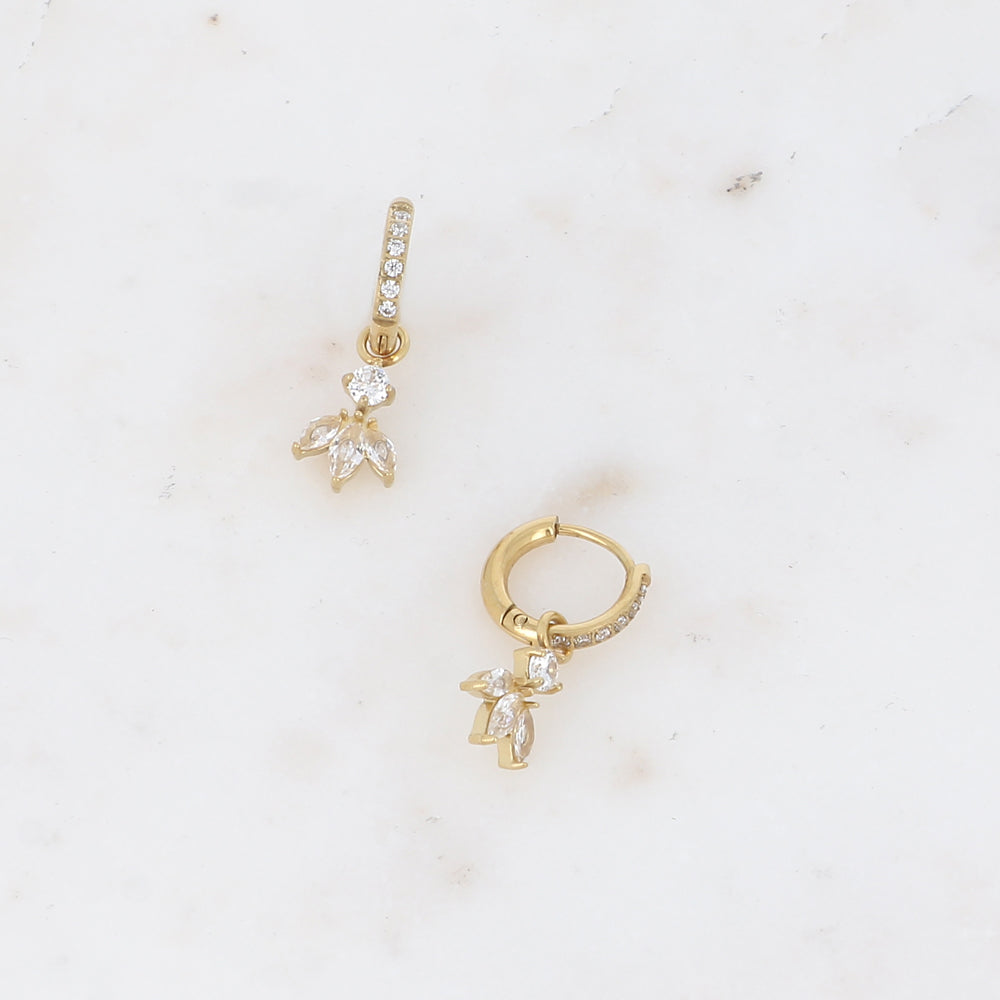 Pienet kultaiset korvakorut lehtimäisellä riipuksella