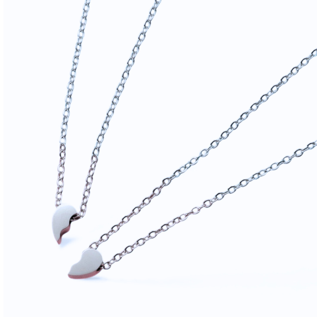 Pieni jaettava sydänkaulakoru kahdelle – hopeanvärinen kirurginteräs