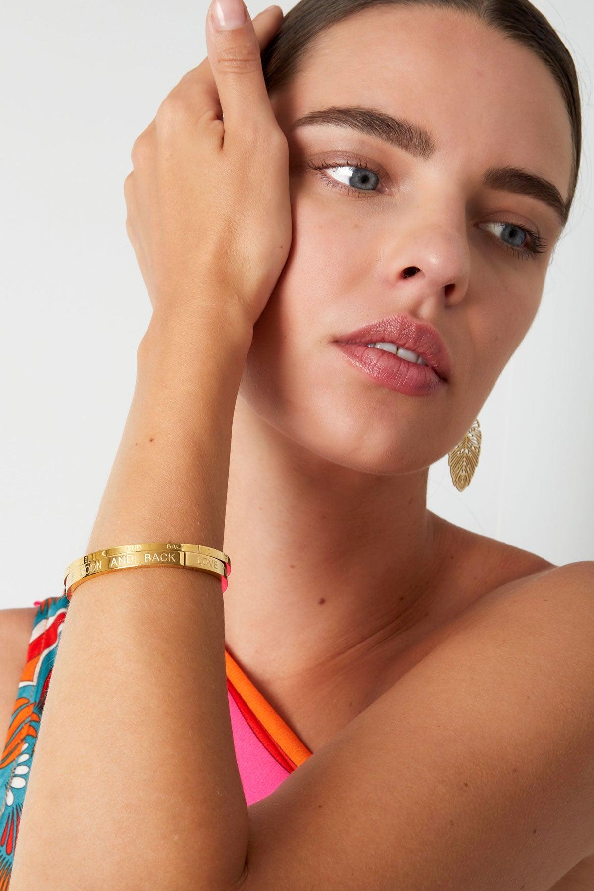 FRENCH RIVIERA | Love you -kirurginteräksinen rannekoru tekstillä