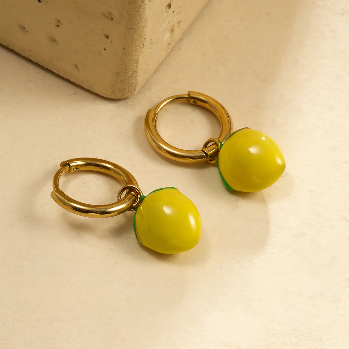 Lemon Charm -korvakorut kultaisilla renkailla ja keltaisella emaliriipuksella