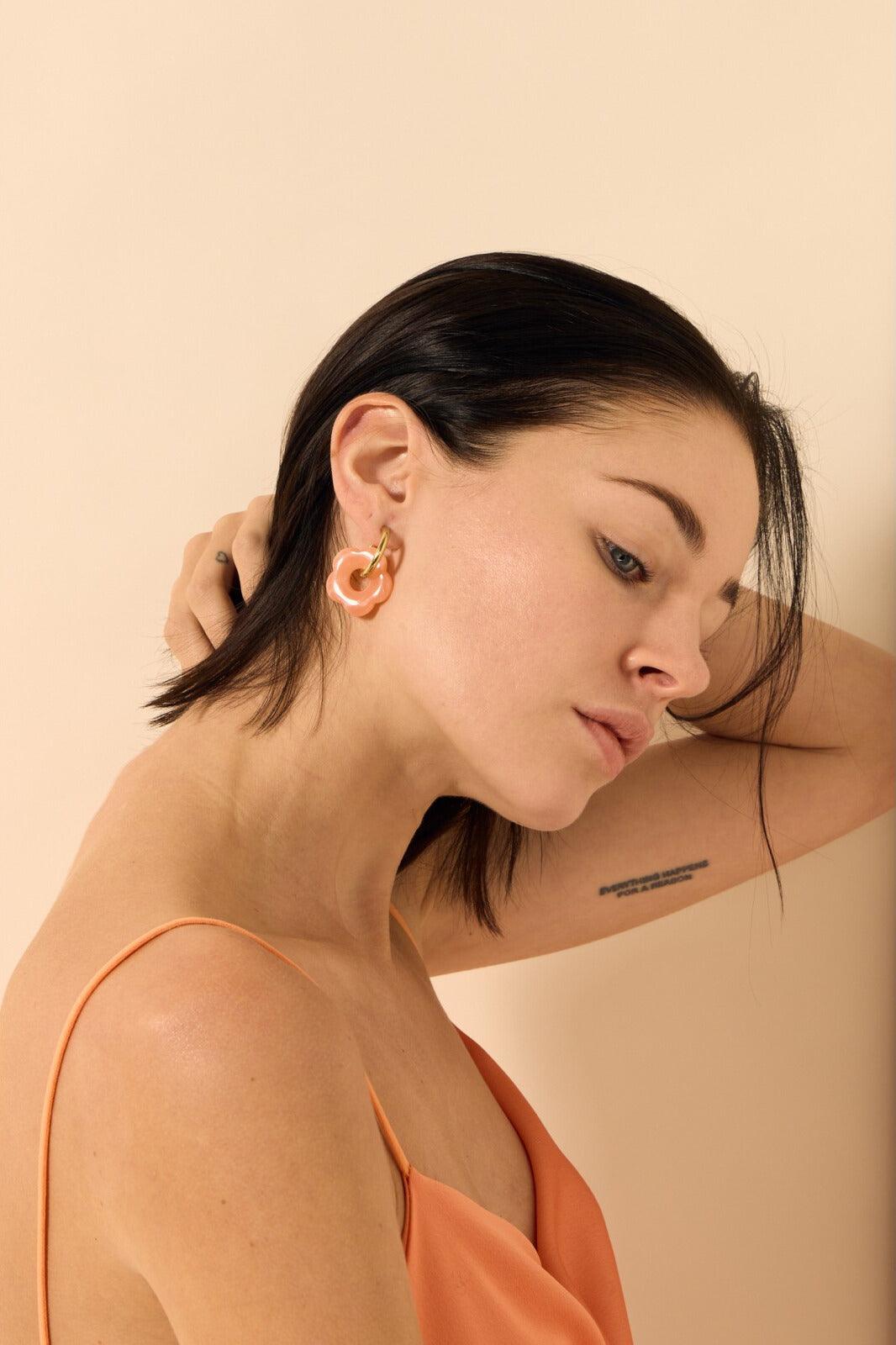 FRENCH RIVIERA | Simone -kirurginteräsrenkaat kukilla (persikka)