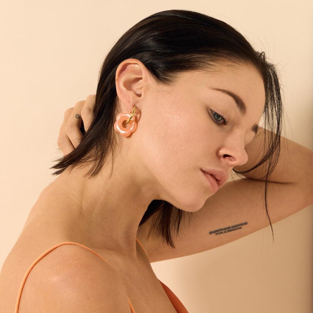 FRENCH RIVIERA | Simone -kirurginteräsrenkaat kukilla (persikka)