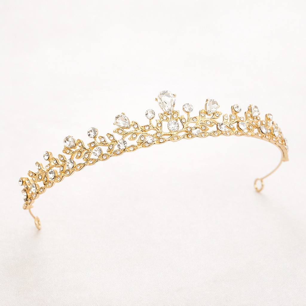 ROMANCE Charlotta tiara lähikuvassa – kruunumainen kullanvärinen tiara kirkkailla korukivillä.