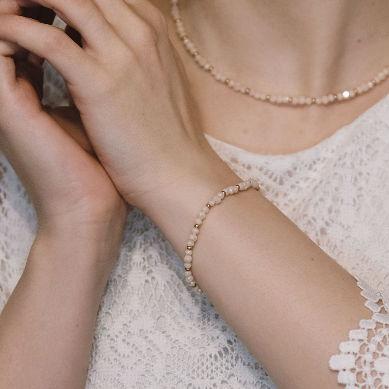 Jolie Soft Powder -helmirannekoru puuterinsävyisillä helmillä ja kullanvärisillä yksityiskohdilla