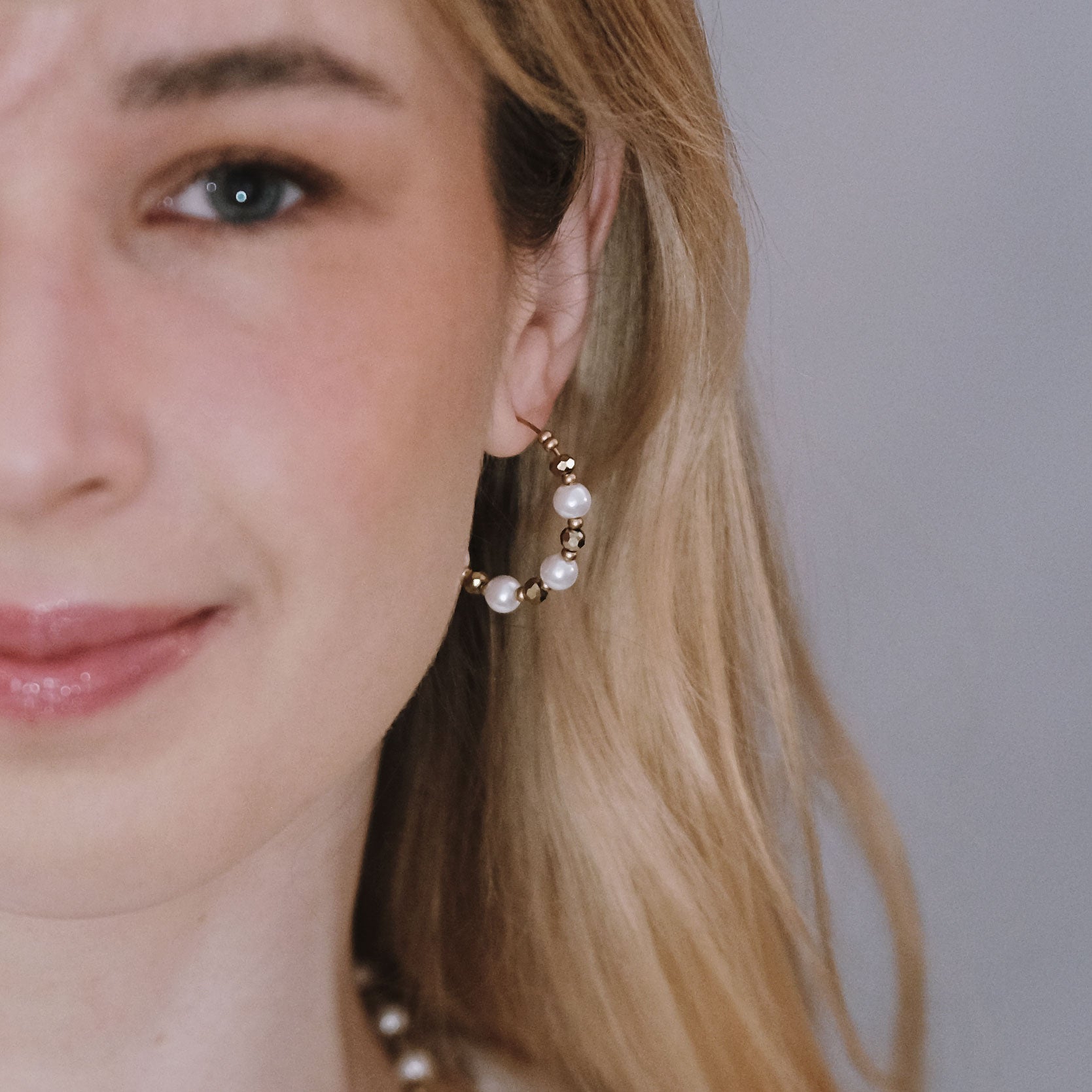 Jolie Champagne -käsintehdyt helmikorvarenkaat helmenvalkoisilla helmillä ja kullanvärisellä renkaalla.