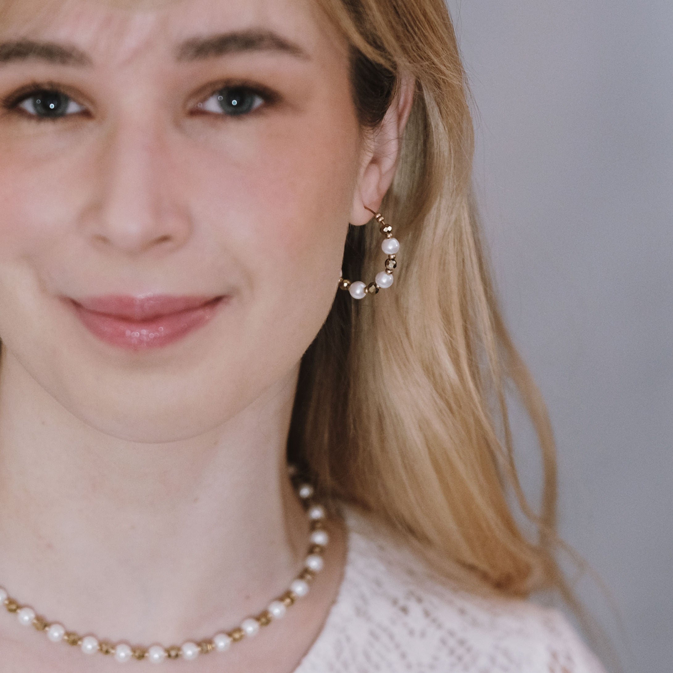 Samppanjan sävyiset helmikorvarenkaat 316L kirurginteräksestä, käsintehty Oulussa.