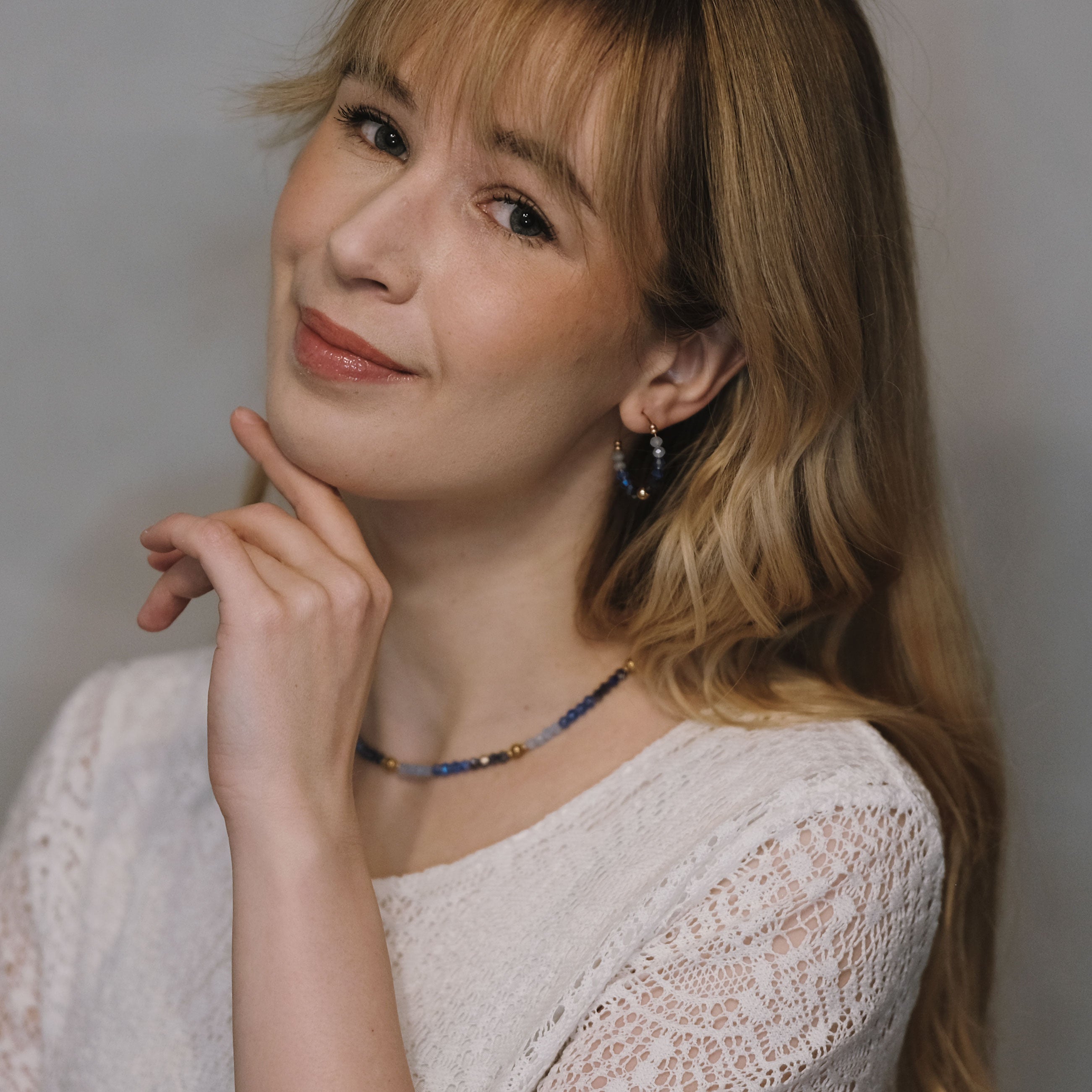 Sininen kristallikaulakoru 316L kirurginteräksestä, käsintehty Oulussa.