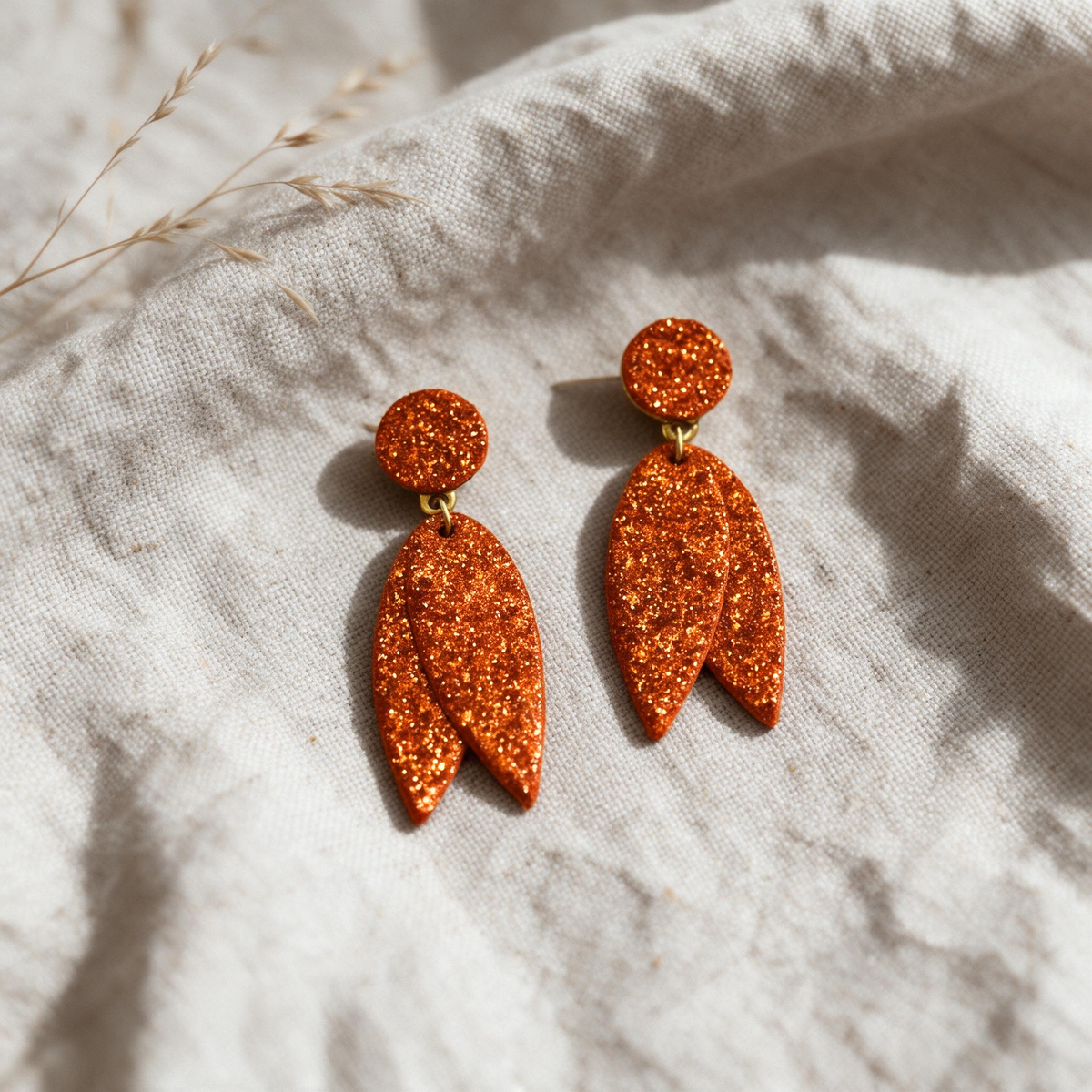 LEMPI Asta hehkuva oranssi -korvakorut oranssilla glitterpinnalla ja PVD-pinnoitetuilla metalliosilla