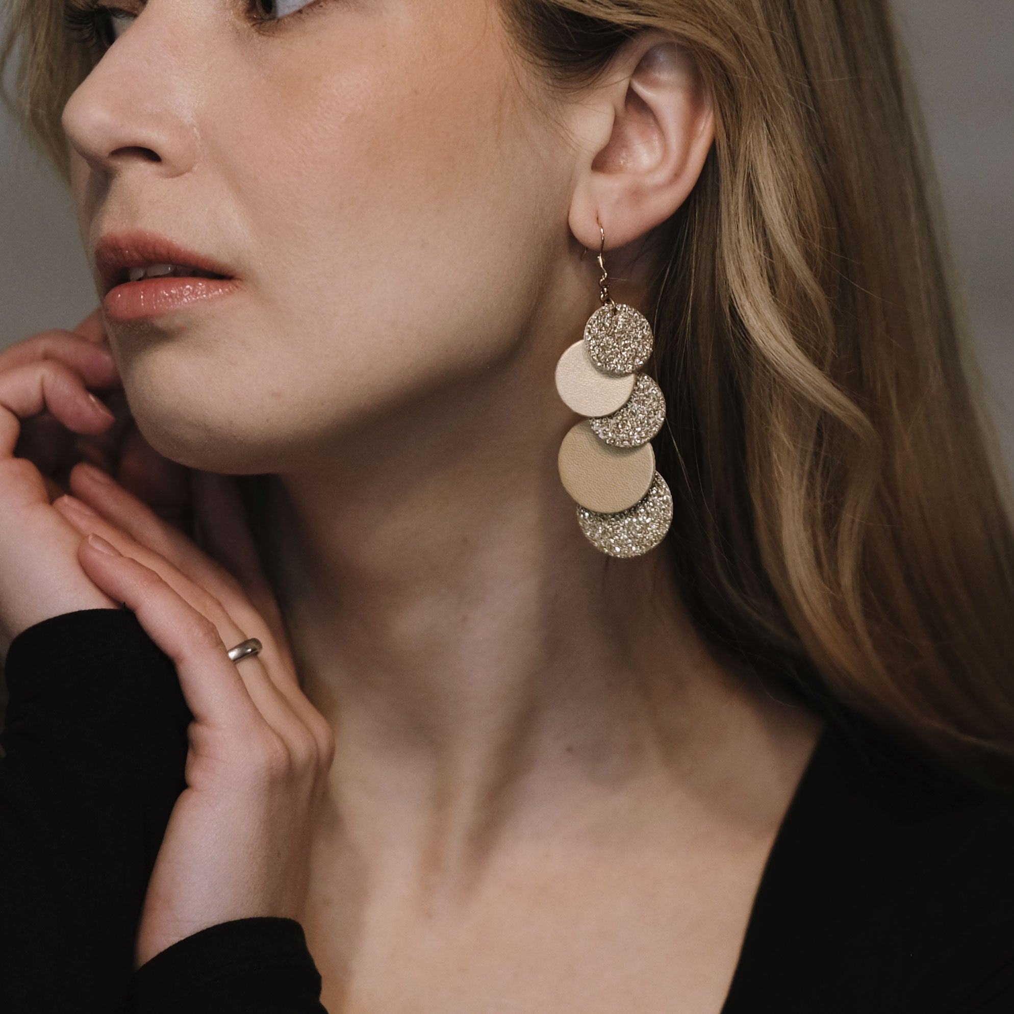 LEMPI® Helmi -korvakorut hunajakullassa, kotimaista käsityötä, pehmeästi kimaltava kultasävy