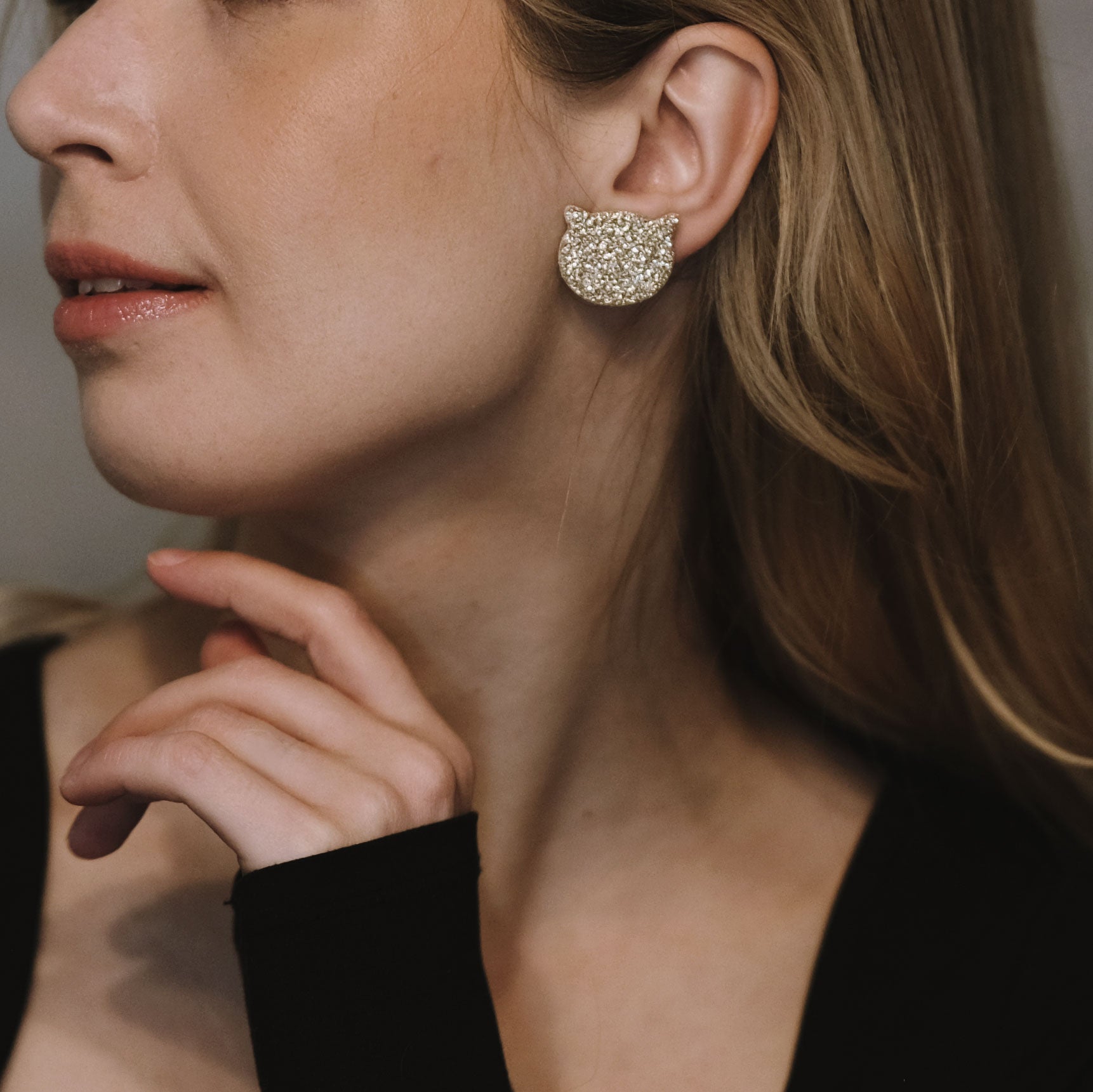 LEMPI®-malliston Misu-korvakorut, kultainen kissa, skandinaavinen design lähikuvassa.