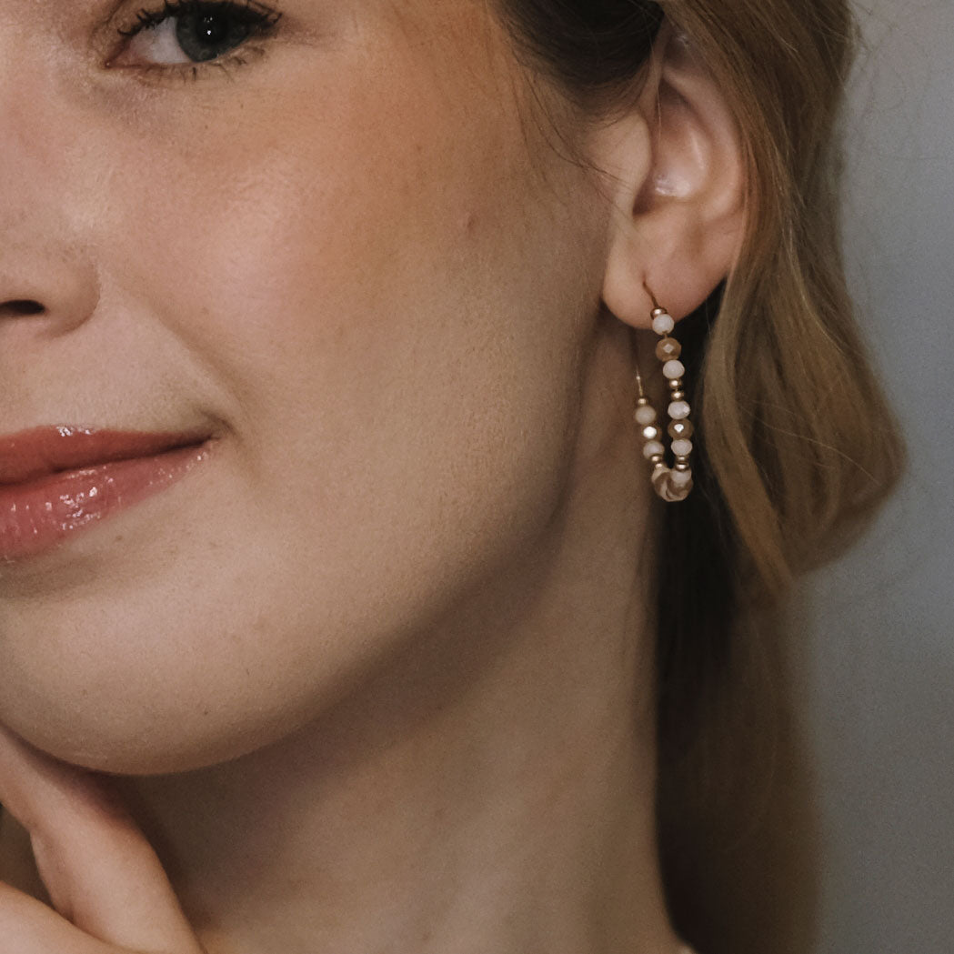 Jolie Powder -käsintehdyt korvarenkaat puuterisävyisillä helmillä ja kullanvärisellä renkaalla.