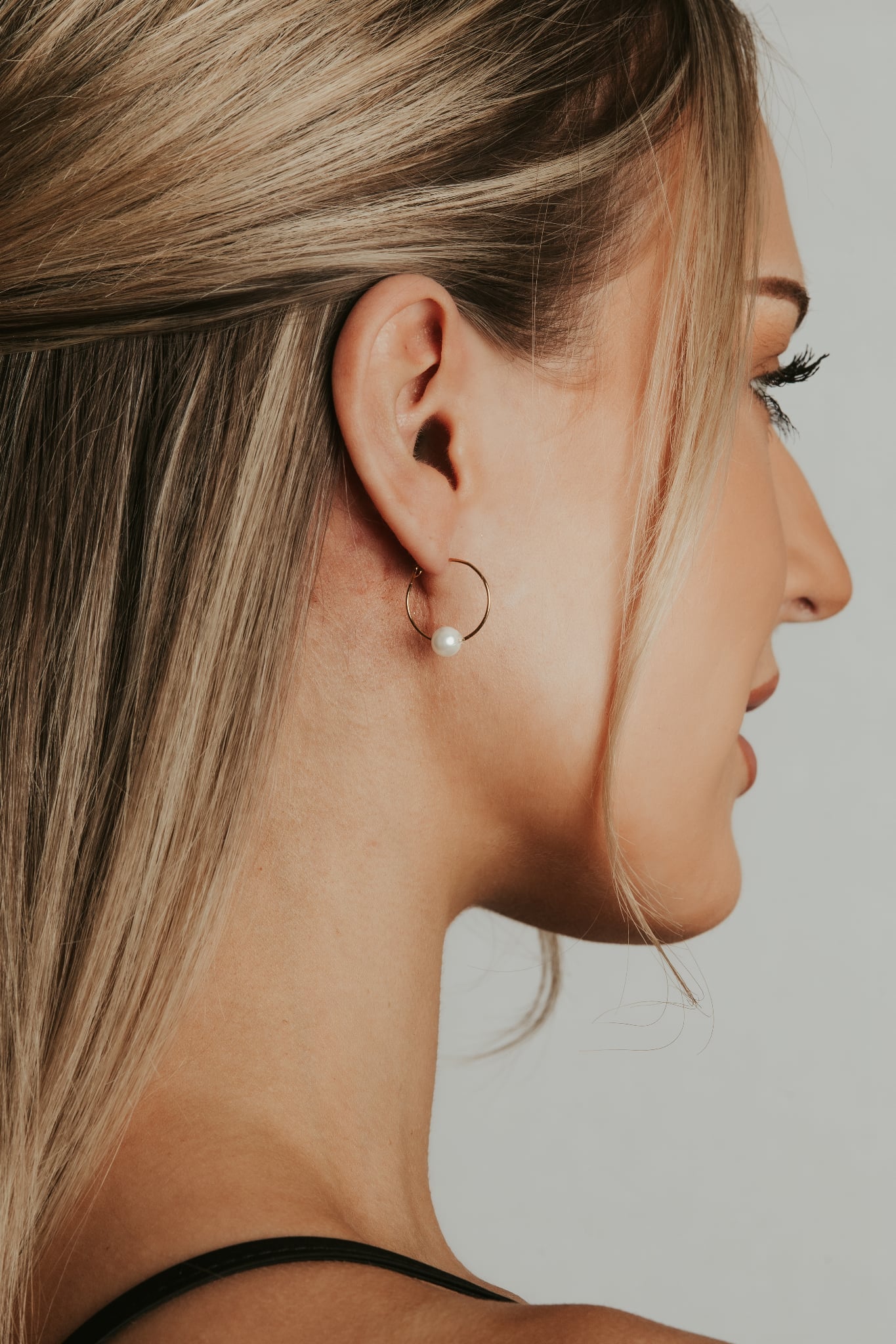 olie Petite -korvarenkaat korvassa, kevyt ja huomaamaton ilme.