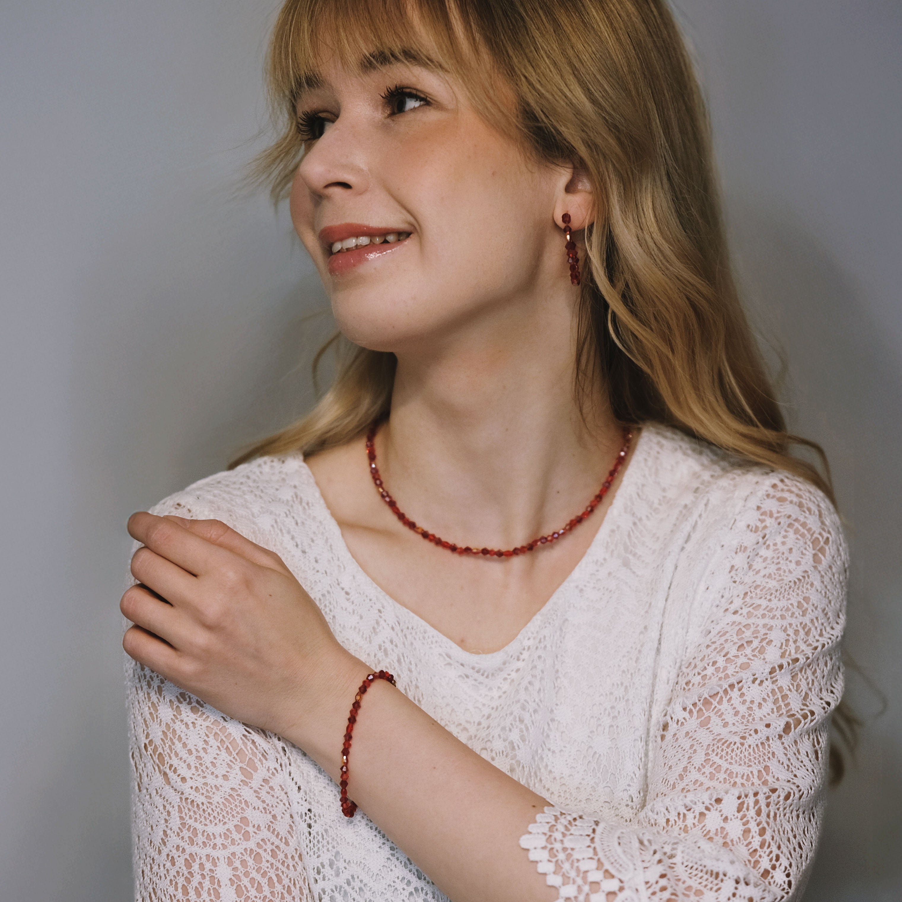 Jolie Garnet -käsintehty rannekoru punaisilla kristalli- ja lasihelmillä, kullanvärinen ketju.