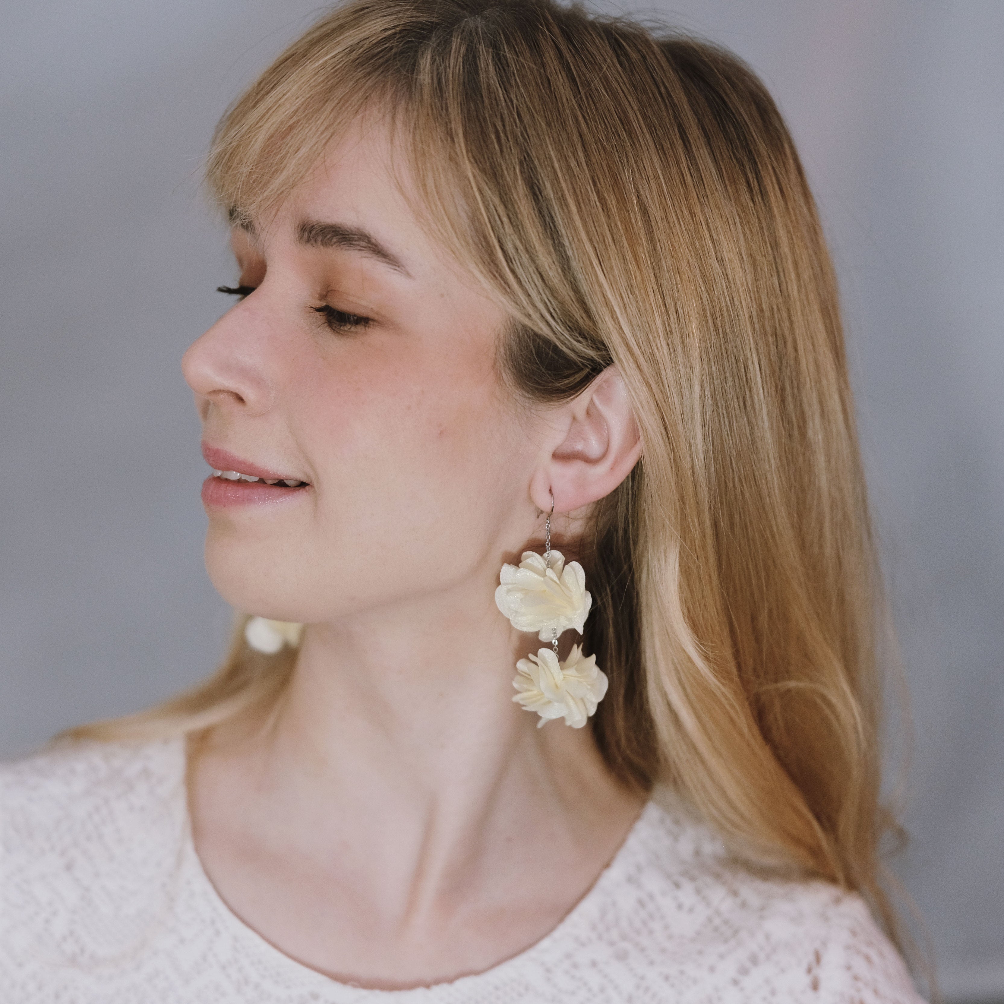 Roselle -kukkakorvakorut (kermanvaalea)