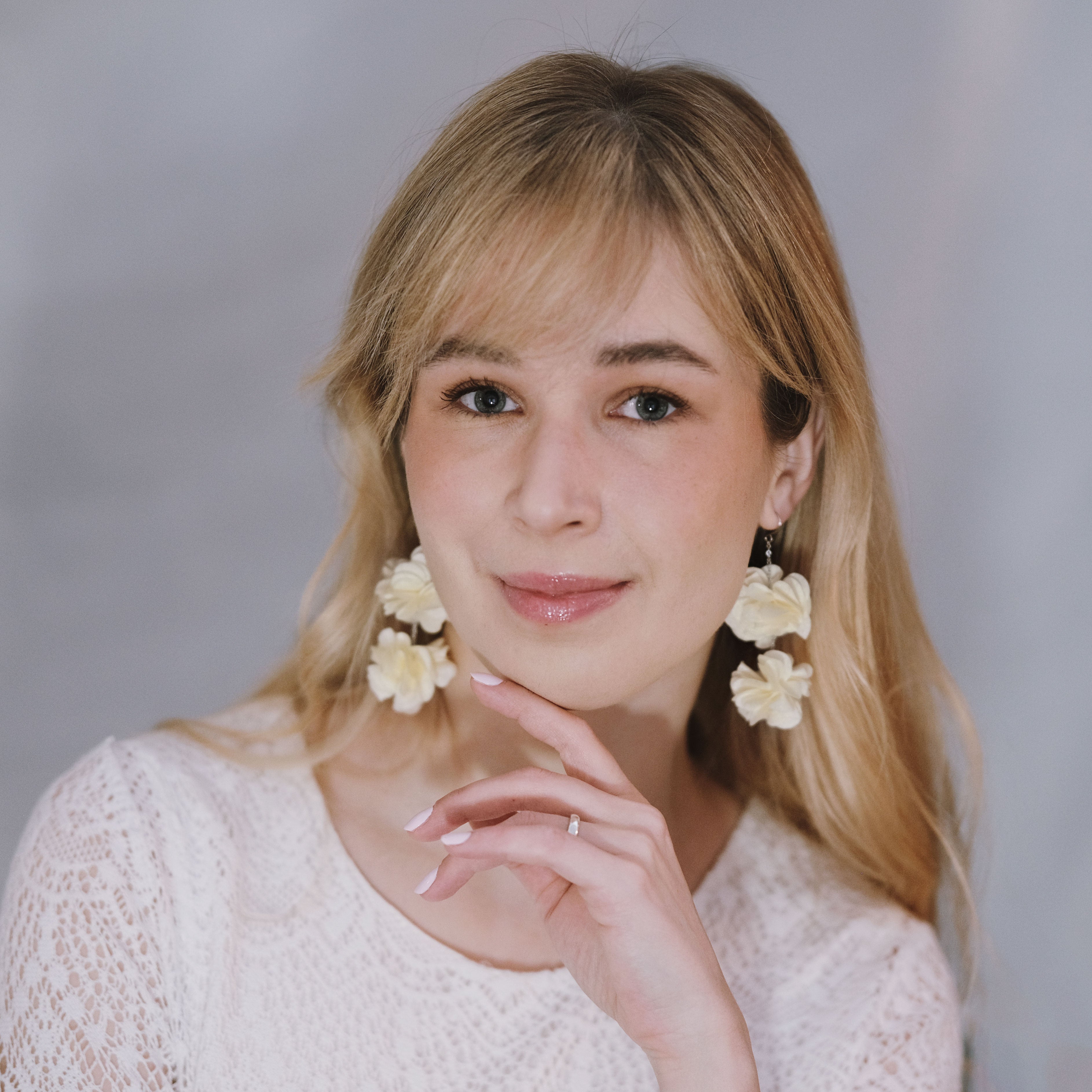 Roselle -kukkakorvakorut (kermanvaalea)