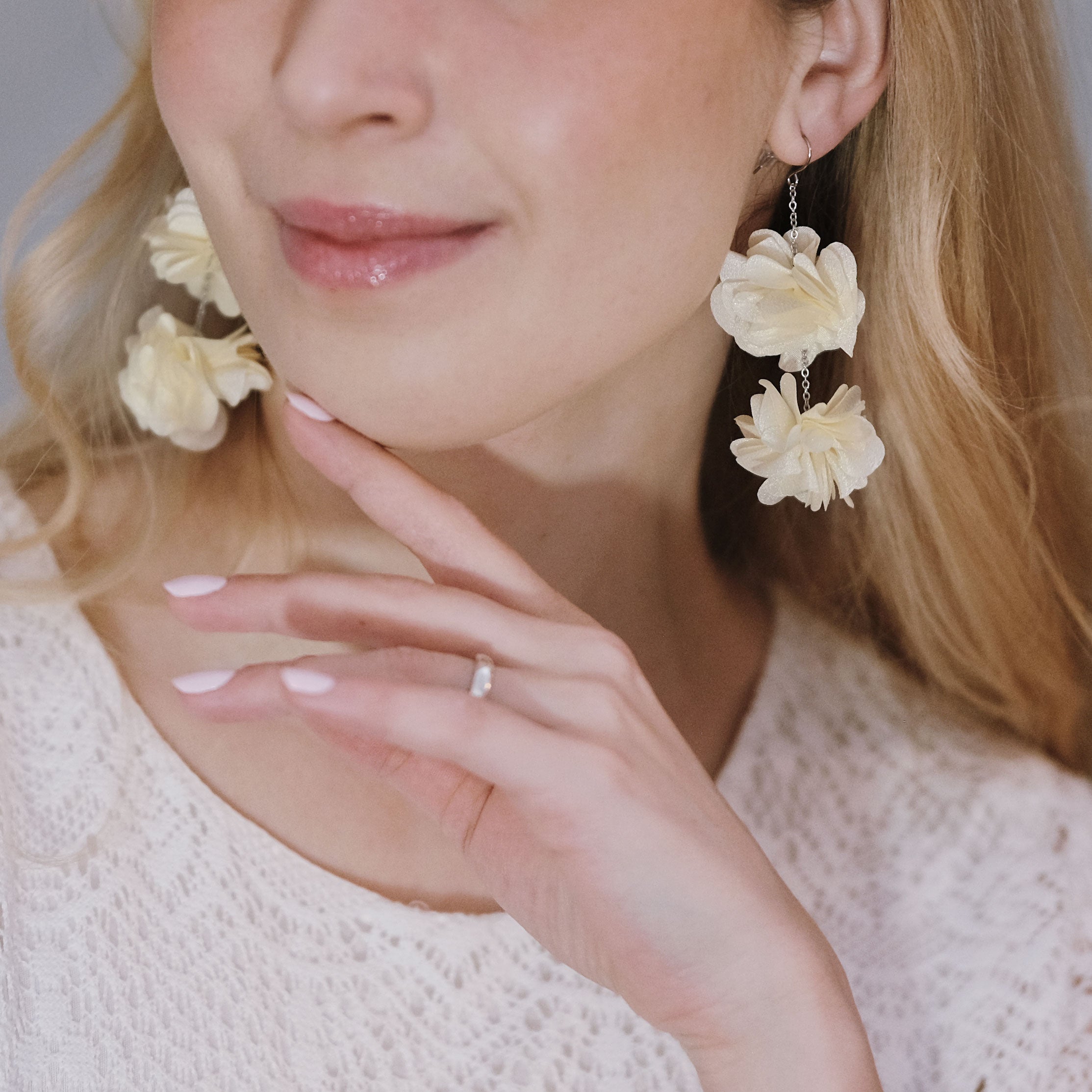 Kermanvaaleat käsintehdyt Roselle-korvakorut kahdella kangaskukalla ja kevyellä kirurginteräsketjulla.