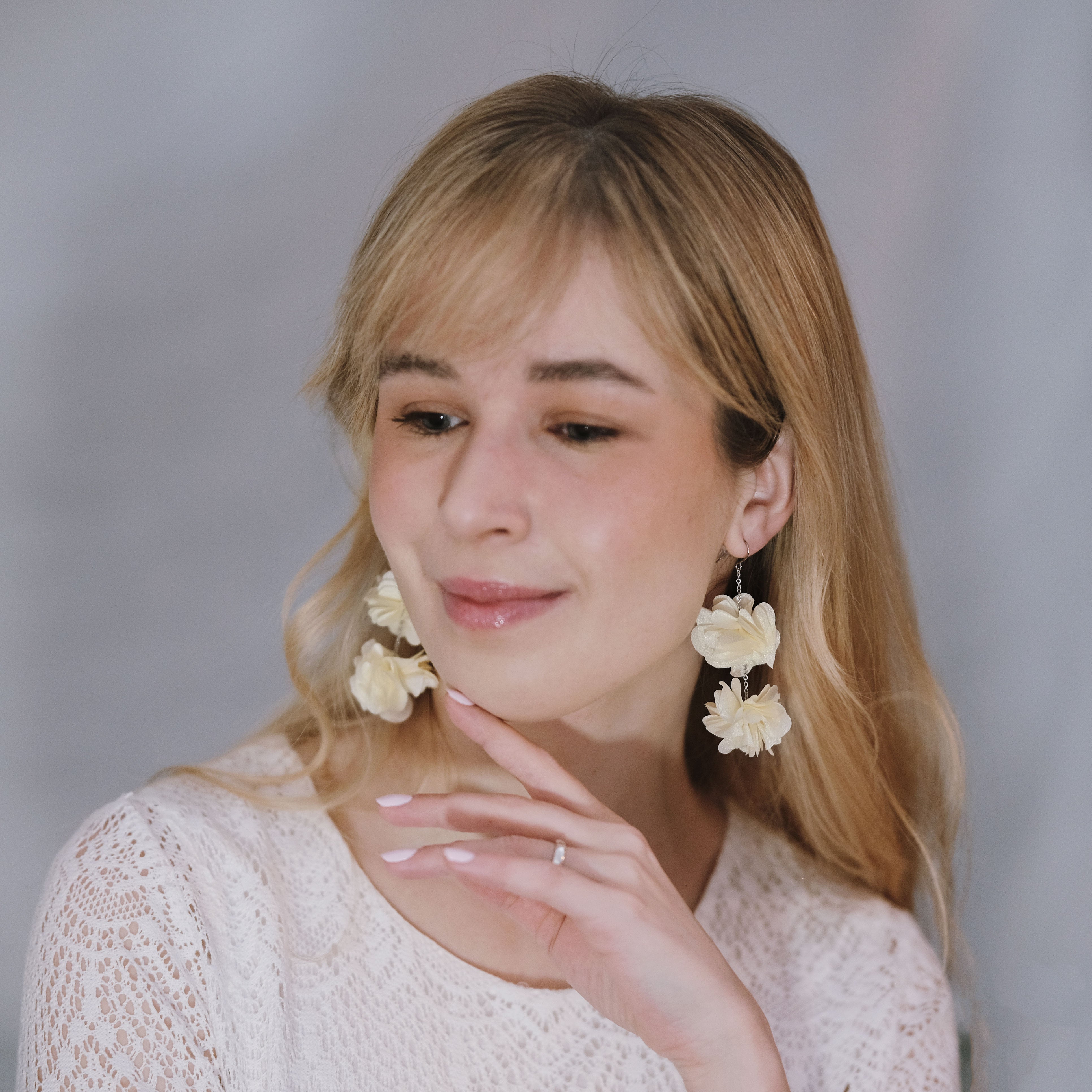 Romanttiset vaaleat kukkakorvakorut, käsintehty Oulussa ja suunniteltu ilmavasti liikkuviksi.