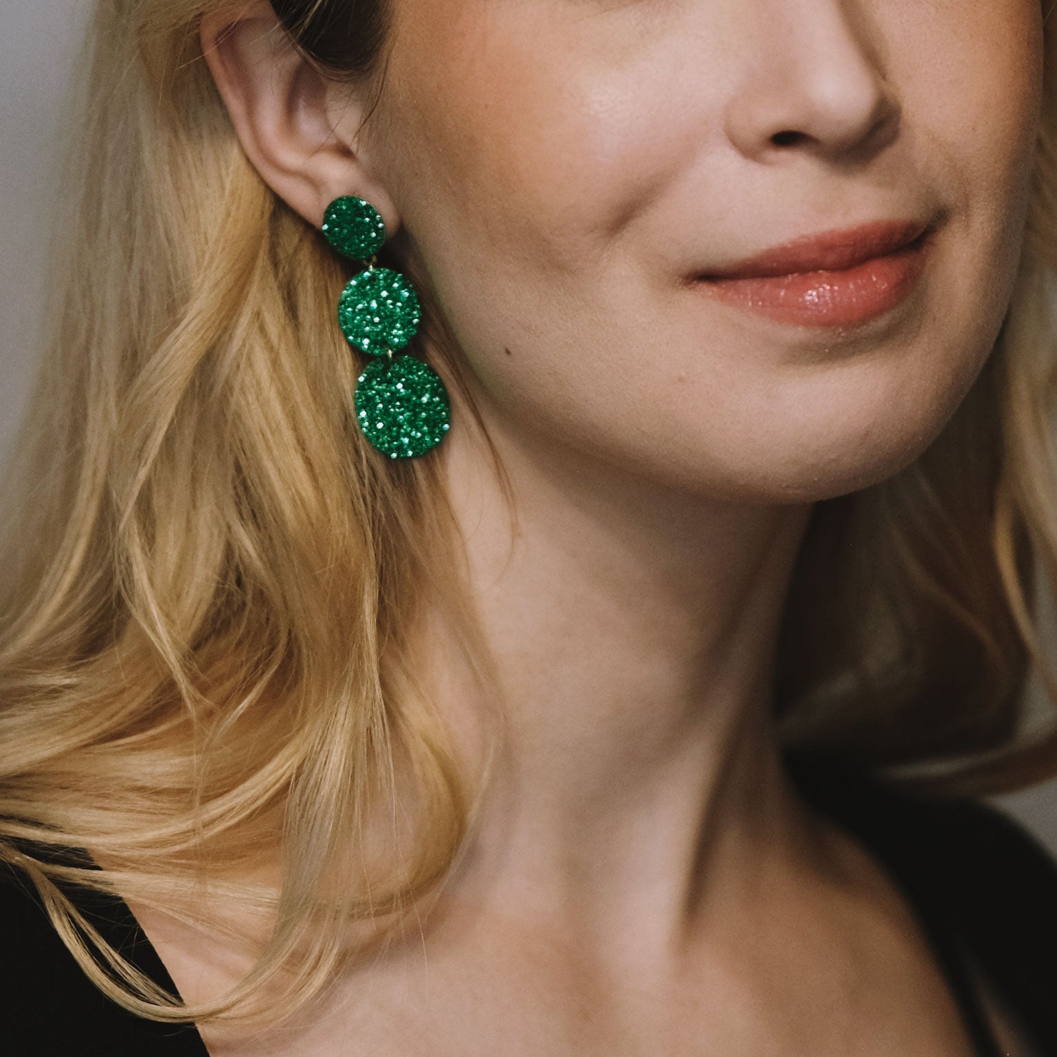 Käsintehdyt Ilona-korvakorut, syvän vihreä sävy ja kullanväriset metalliosat