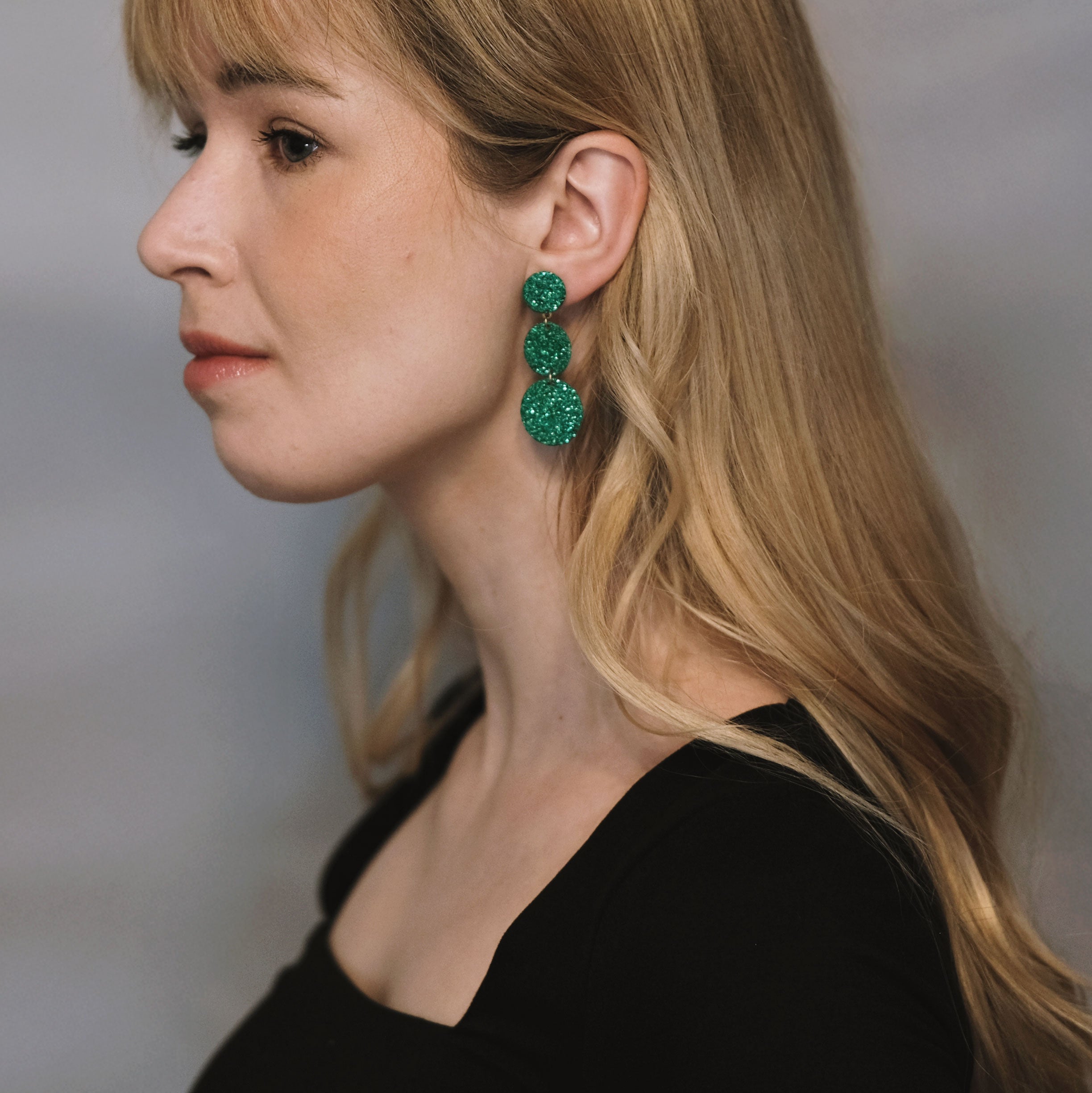 LEMPI®-korvakorut käytössä – Ilona-malli vihreänä versiona korvassa