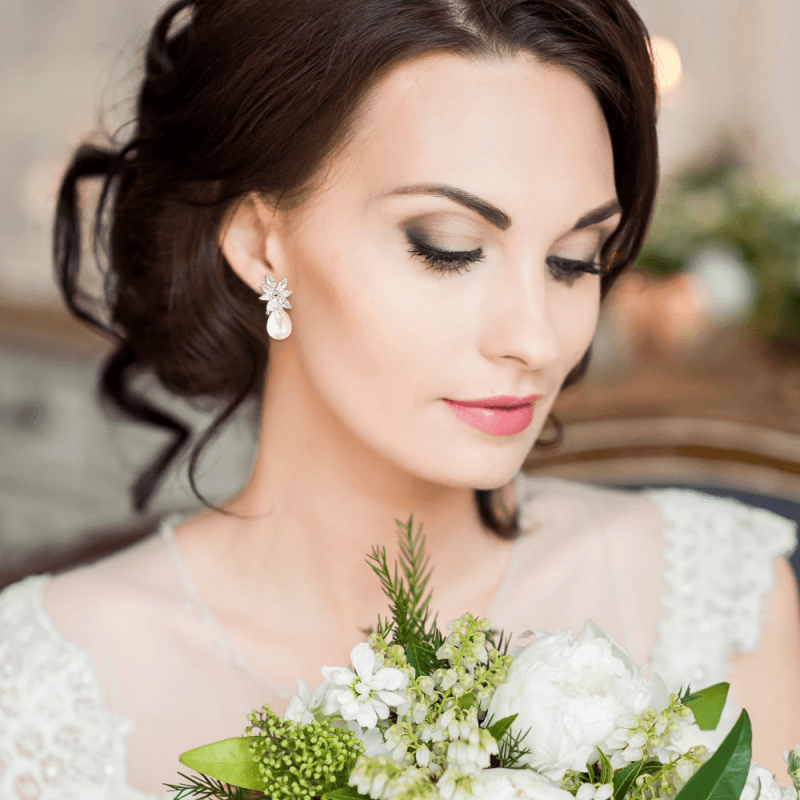 ATHENA BRIDAL | Évelyne -kristallikoristeiset helmikorvakorut (kulta)