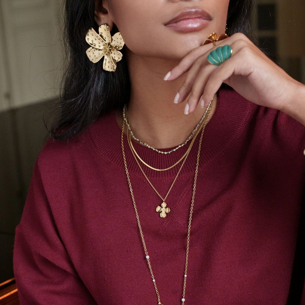 BOHM PARIS Adèle kaulakoru kukkariipus lähikuvassa