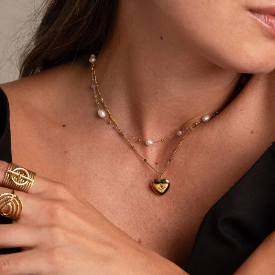 Bohm Paris Myra sydänkaulakoru kultainen tähtikaiverrus mallin kaulassa.