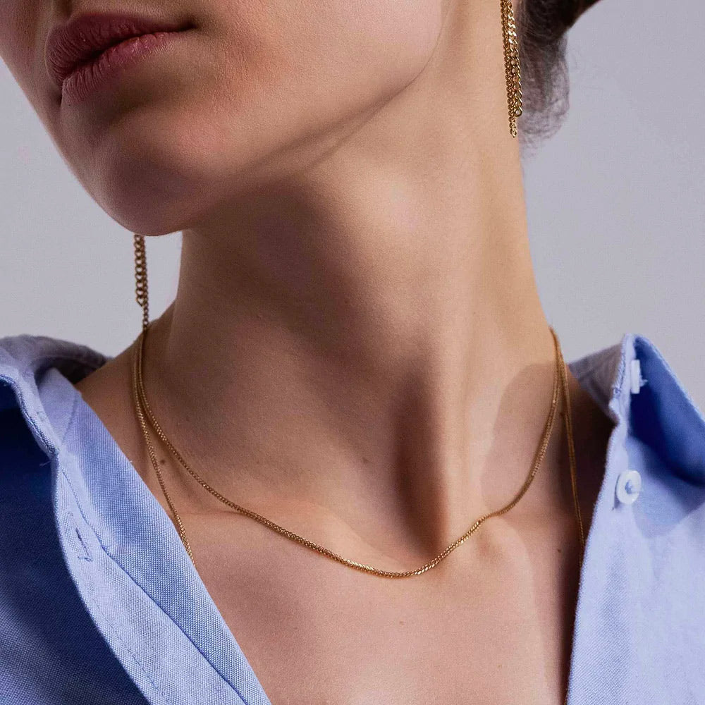 BOHM PARIS Kimmy kaulakoru lyhyt kultainen ketju lähikuvassa