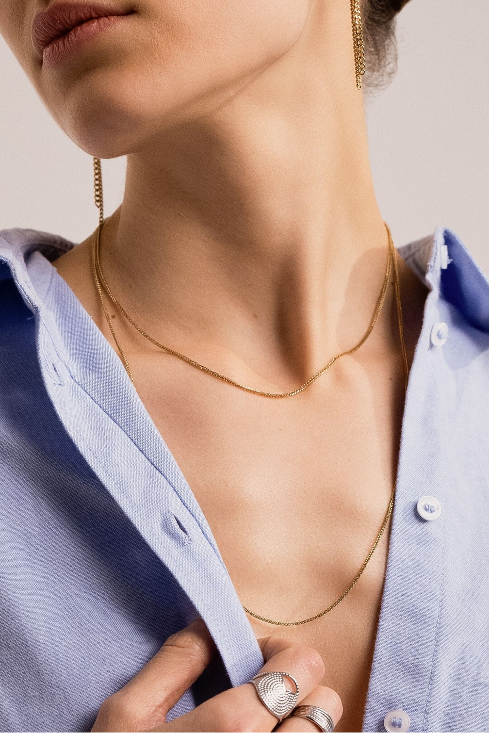 Siro lyhyt kaulakoru kullanvärisenä kerrostettavaan tyyliin mallin kaulassa.