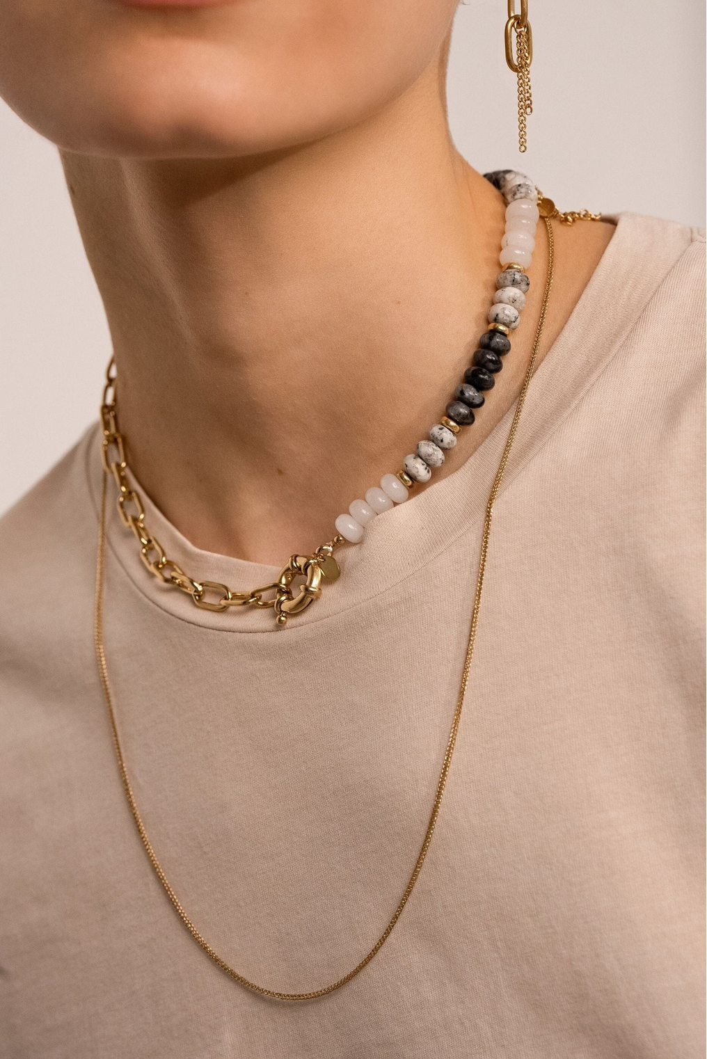 Siro pitkä kaulakoru kullanvärisenä kerrostettavaan tyyliin.