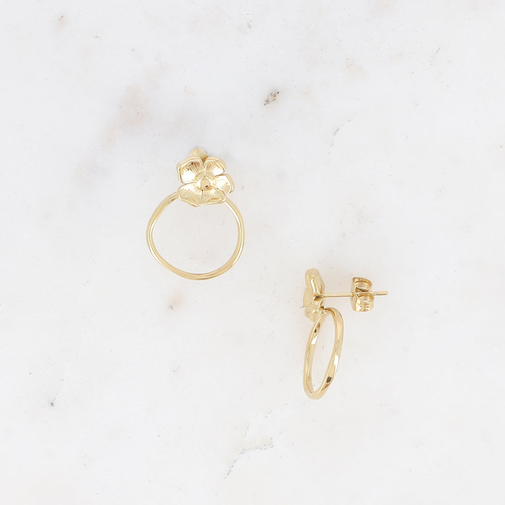 kultaiset kukkakorvakorut renkaalla minimalistinen tyyli