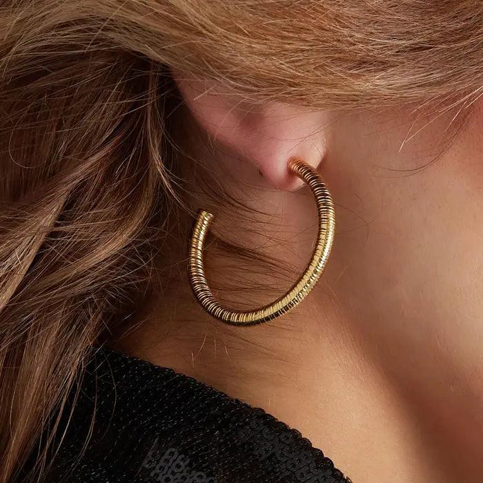 FRENCH RIVIERA | May -kuvioidut kullanväriset kirurginteräsrenkaat